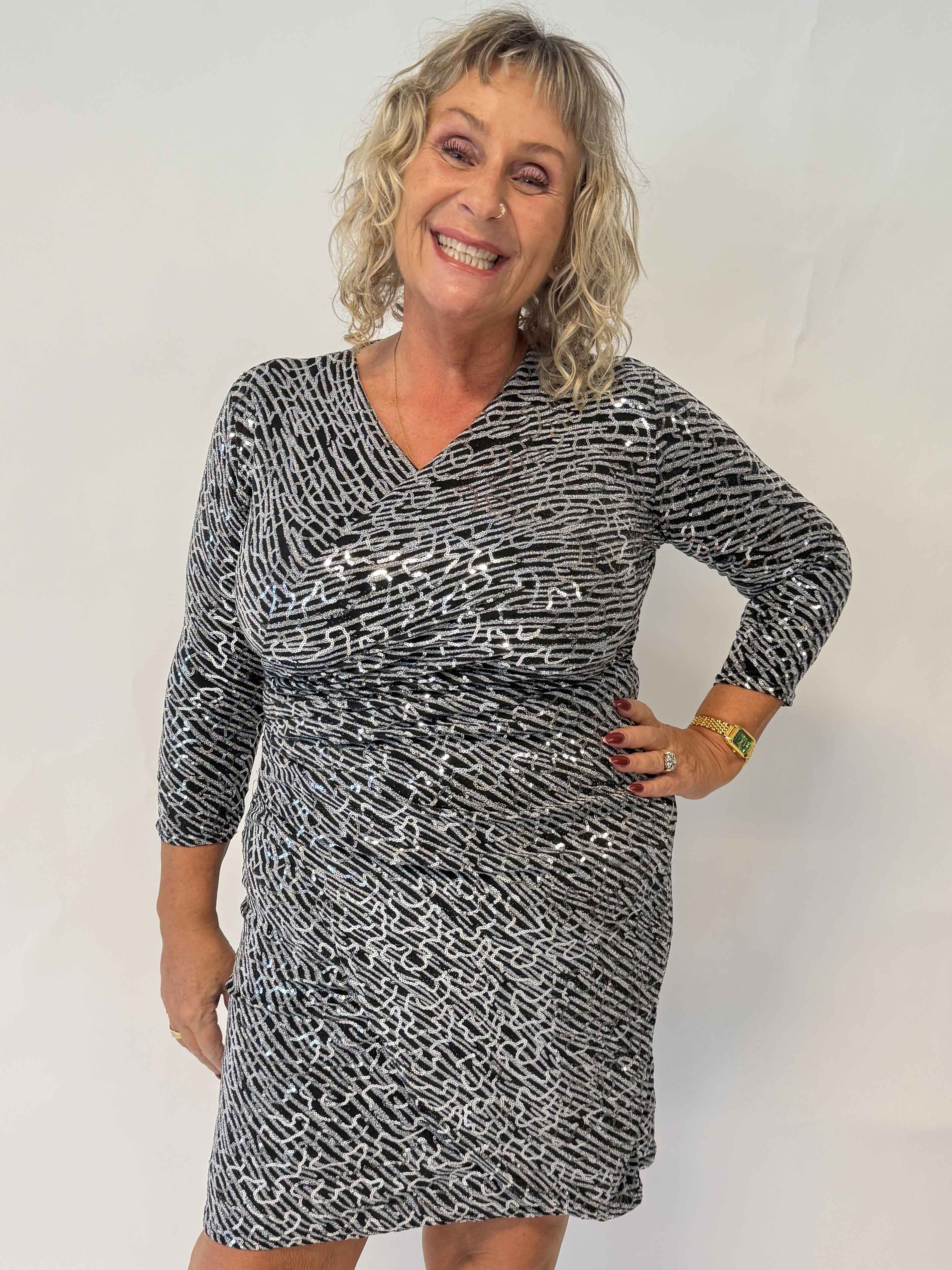 Kata Sequin - Plus size paillet kjole med flot slå-om-look, stretch og fine glimmertråde